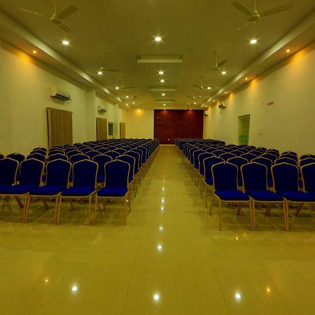 Sara Hotels And Apartments Недумбасери Екстериор снимка